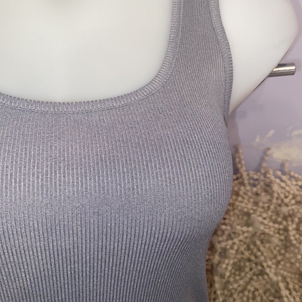 Tank top size medium - Picture 2 of 5